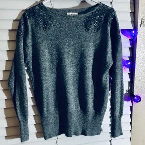 🌻 Women’s ELLE gray with silver sweater